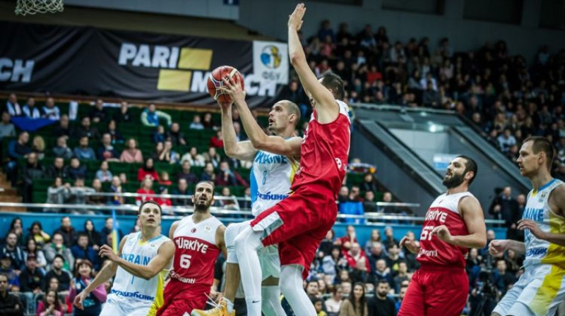 Serhijs Gladirs uzbrukumā Turcijas grozam
Foto: FIBA