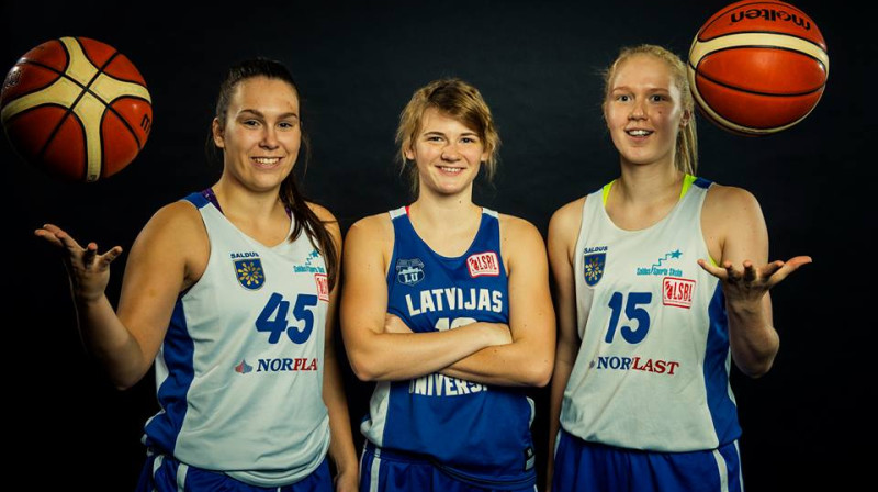 Saldus basketbolistes Anete Blūma, Alise Bruzinska (LU) un Raivita Koreņika
Foto: Renārs Koris