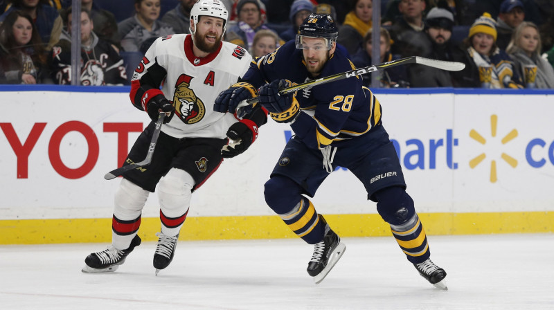 Zeks Smits un Zemgus Girgensons 
Foto: USA Today Sports / Scanpix