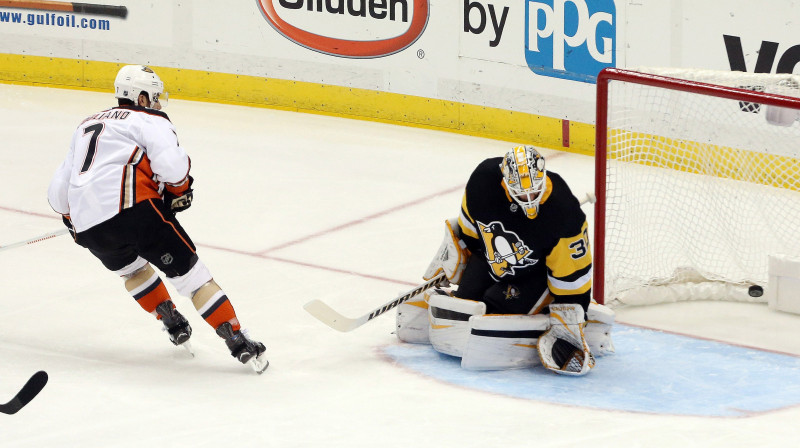 Endrju Kogliano iemet ripu "Penguins" vārtos
Foto: USA Today Sports/Scanpix
