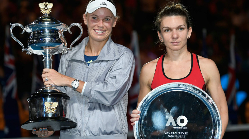 "Australian Open" čempione Karolīna Vozņacki un 2. vietas ieguvēja Simona Halepa
Foto: AFP/Scanpix