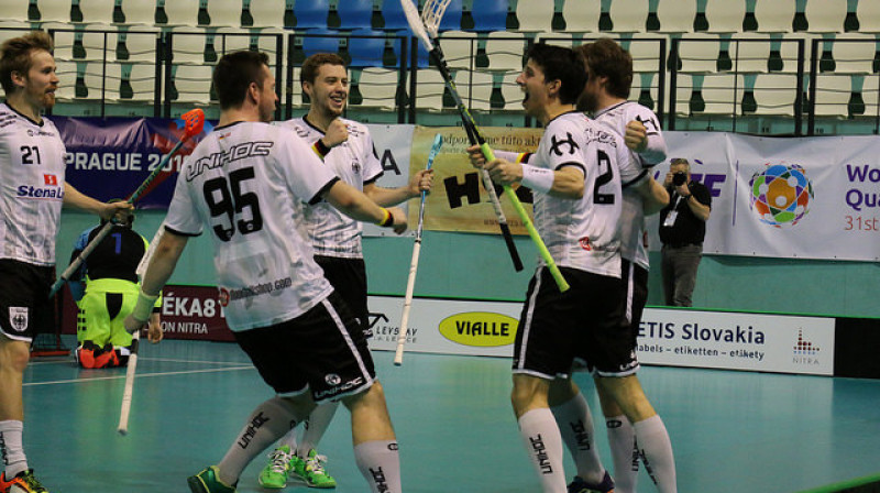 Vācieši var līksmot, ka izdevās izcīnīt laimīgu uzvaru pār slovēņiem
Foto: IFF Floorball