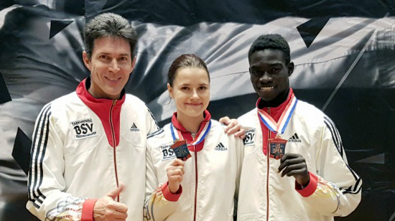 Vācu kluba veiksminieki - treneris Markuss Kolefels (Vācija), Inese Tarvida, Mustafa Kama (Senegāla)
Foto: tcc-friedrichshafen.de