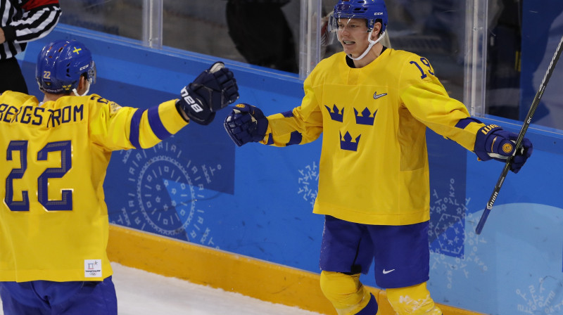 Zviedrijas hokejisti svin vārtu guvumu spēlē pret Somiju (3:1)
Foto: Kim Kyung-Hoon/Reuters/Scanpix
