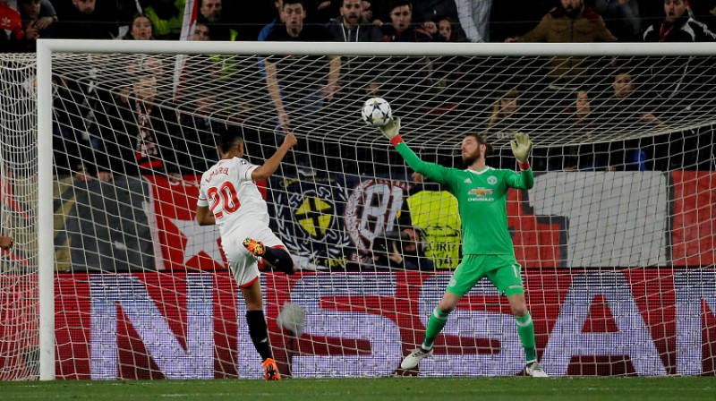 Luiss Muriels nepārspēj Davidu de Heju no pāris metru attāluma
Foto: Reuters/Scanpix