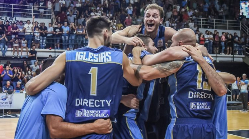 Urugvajas prieki par uzvaru Argentīnā
Foto: FIBA