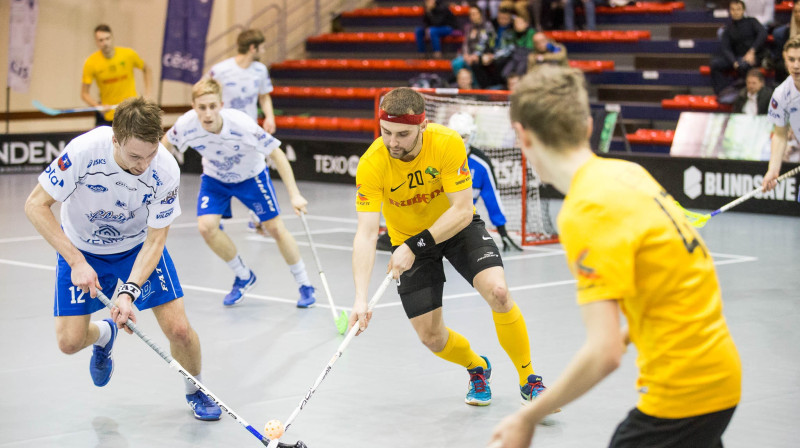 Reinis Mirkšs (#20) ar trim vārtu guvumiem lielā mērā izšķīra cīņas likteni sērijas ceturtajā mačā
Foto: Floorball.lv