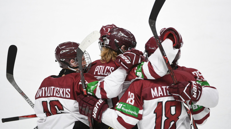 Latvijas hokejisti atzīmē gūtos vārtus
Foto: Romāns Kokšarovs, f64