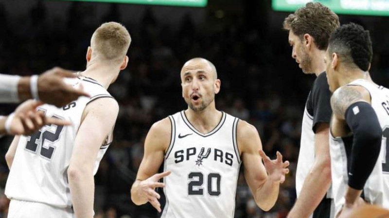 Dāvis Bertāns un citi "Spurs" spēlētāji uzklausa Manu Džinobili
Foto: Edward A. Ornelas / San Antonio Express-News