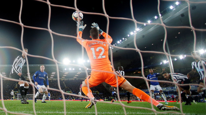 Teo Volkots sit bumbu netverami "Newcastle" vārtsargam Martinam Dūbravkam 
Foto: Reuters / Scanpix