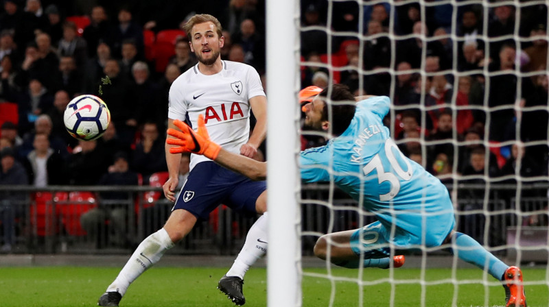 Harijs Keins pārspēj "Watford" vārtsargu Oresti Karnezi
Foto: Paul Childs/Reuters/Scanpix