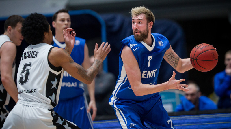 Sergejs Karasjovs (Zenit) ar bumbu cīņā pret Saratovas "Avtodor"
Foto: VTB League