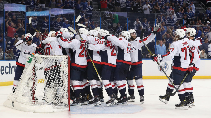 "Capitals" hokejisti atzīmē iekļušanu Stenlija kausa finālā
Foto: USA Today Sports/Scanpix