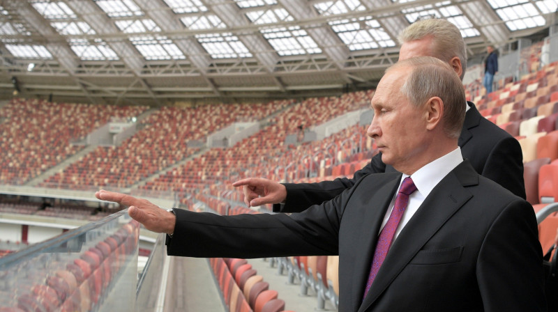 Vladimirs Putins veic inspekciju Lužņiku stadionā 
Foto: Reuters / Scanpix