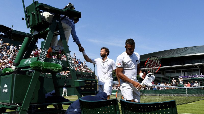 Ernests Gulbis sniedz roku paša nolamātajam tiesnesim pēc Vimbldonas turnīra pirmās kārtas spēles
Foto: Reuters/Scanpix