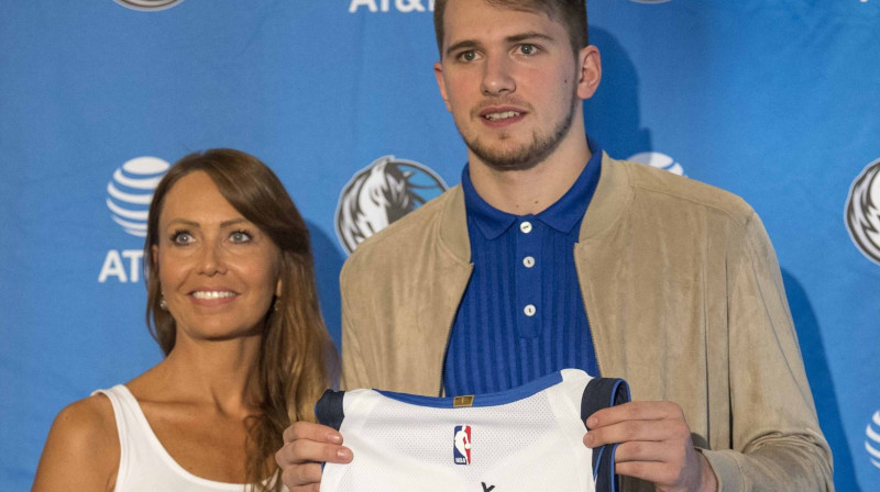 Luka Dončičs un viņa māte Mirjama Poterbina 
Foto: USA Today Sports / Scanpix