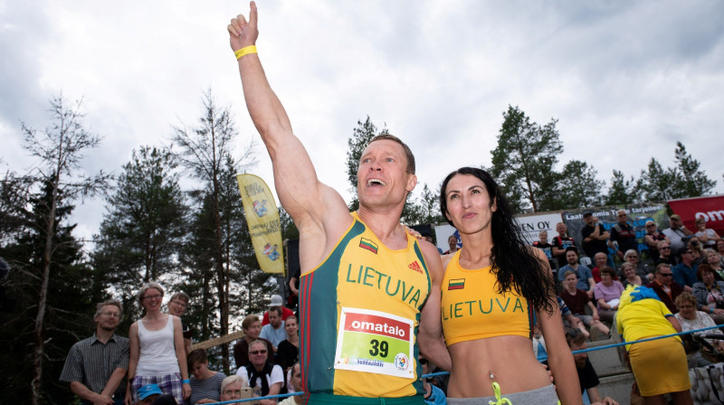 Vītauts Kirkliausks un Neringa Kirkliauskiene pēc triumfa sievu nešanas čempionātā
Foto: Reuters/Scanpix