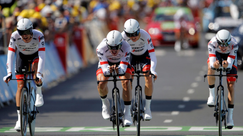 "Trek - Segafredo" riteņbraucēji finišē "Tour de France" komandu braucienā
Foto: Reuters/Scanpix