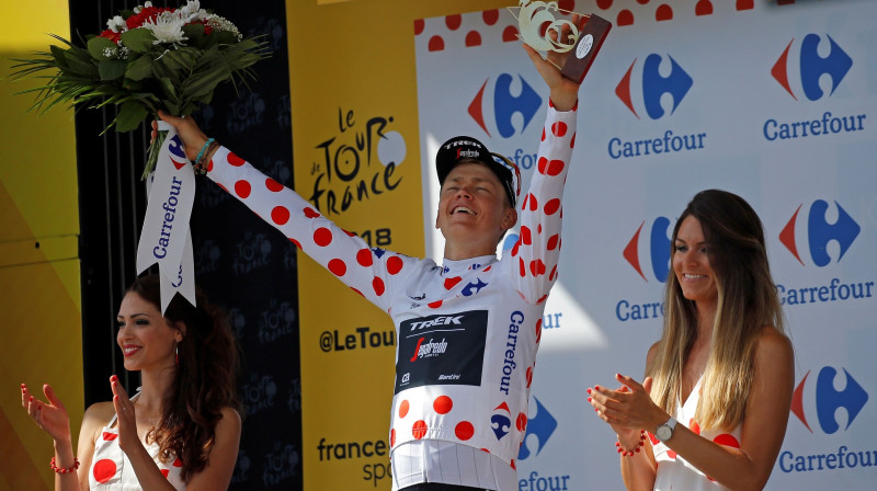 Toms Skujiņš ar "Tour de France" Kalnu karaļa krekliņu. Foto: Reuters/Scanpix