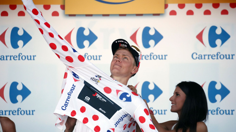 "Tour de France" Kalnu karaļa ieskaites līderis Toms Skujiņš uzvelk krekliņu pēc sestā posma 
Foto: Reuters/Scanpix