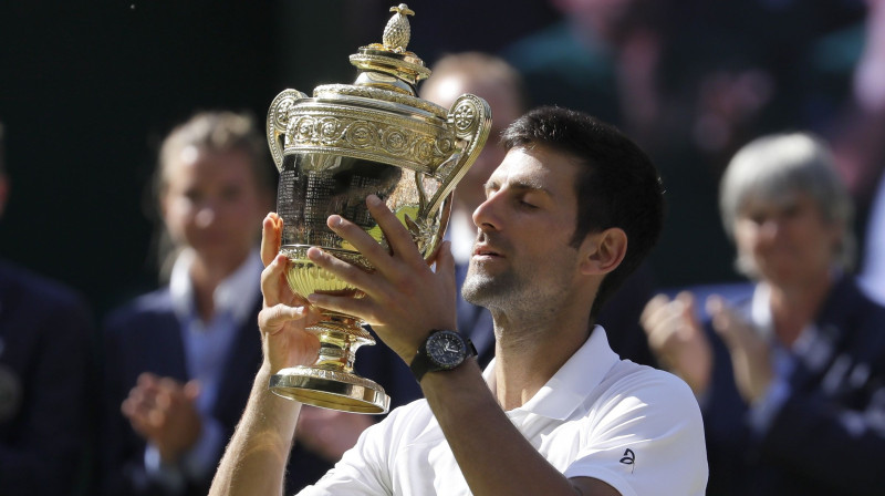 Novaks Džokovičs ar Vimbldonas trofeju. Foto: AP/Scanpix