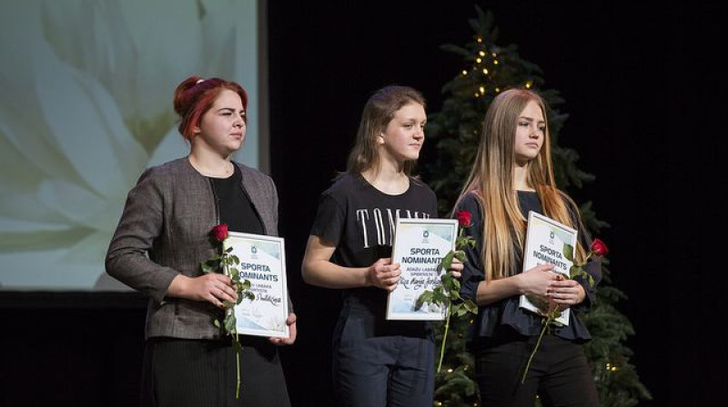 Vineta Alksne (pa labi) un Elīza Marija Jevstignejeva (centrā) 
Foto: Laima Jātniece