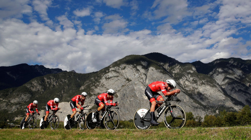 "Trek - Segafredo" komanda pasaules čempionāta komandu braucienā. Foto: Reuters/Scanpix