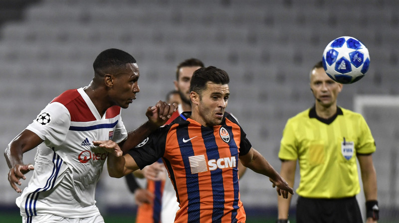 Andris Treimanis vēro epizodi UEFA Čempionu līgas mačā starp "Lyon" un "Shakhtar". Foto: AFP/Scanpix