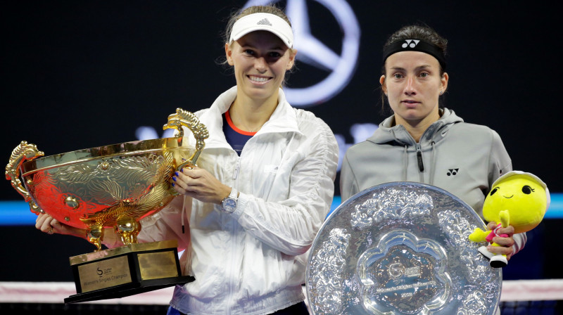 Karolīna Vozņacki un Anastasija Sevastova Pekinas finālā. Foto: Reuters/Scanpix