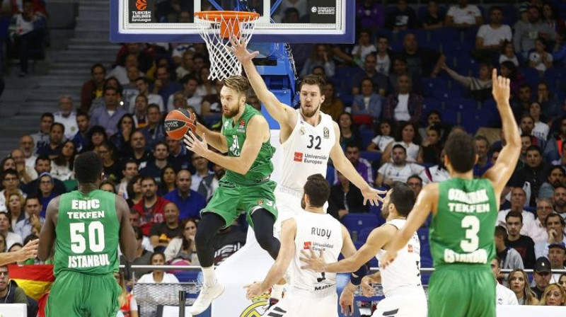 Žanis Peiners uzbrukumā "Real" grozam. Foto: ULEB Euroleague