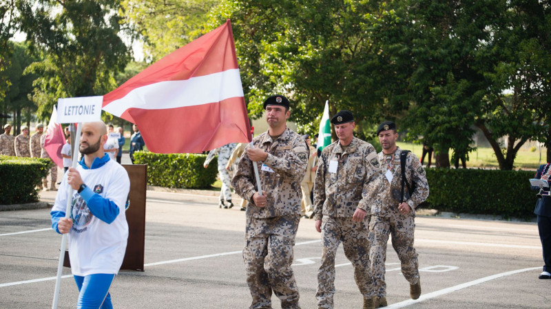 Latvijas delegācija ar karognesēju Daini Upelnieku pasaules militārpersonu čempionāta atklāšanas ceremonijā. Foto: CISM