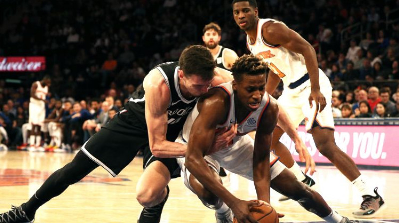 Rodions Kurucs cīņā pret "Knicks". Foto: USA TODAY Sports/Scanpix