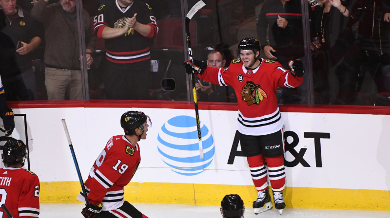 Čikāgas "Blackhawks" hokejists Alekss de Brinkats priecājas par vārtu guvumu. Foto: Reuters/Scanpix