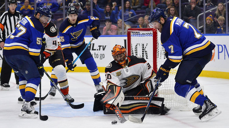 Raiens Millers pretinieku ielenkumā mačā pret "Blues". Foto: Reuters/Scanpix