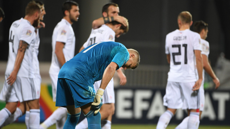 Andris Vaņins un Gruzijas izlases futbolisti pēc kārtējā vārtu guvuma. Foto: Romāns Kokšarovs/F64