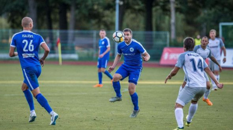 Aleksandrs Fertovs uzņem bumbu. Foto: fkrfs.lv