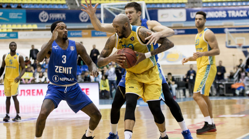 Kenets Hortons cīņā ar "Zenit" basketbolistiem. Foto: VTB League