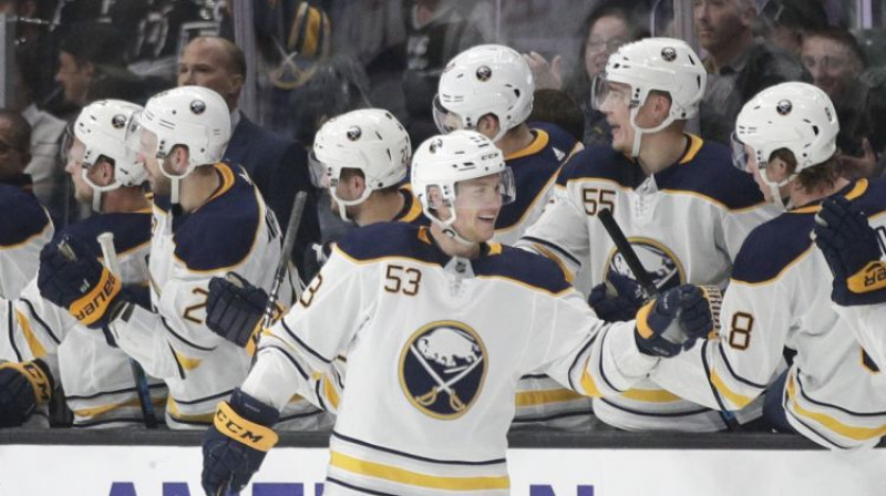 Zemgus Girgensons un komandas biedri apsveic Džefu Skineru ar gūto "hat-trick". Foto: AP/Scanpix