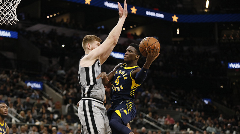 Dāvis Bertāns aizsardzībā pret Viktoru Oladipo. Foto: USA Today Sports/Scanpix