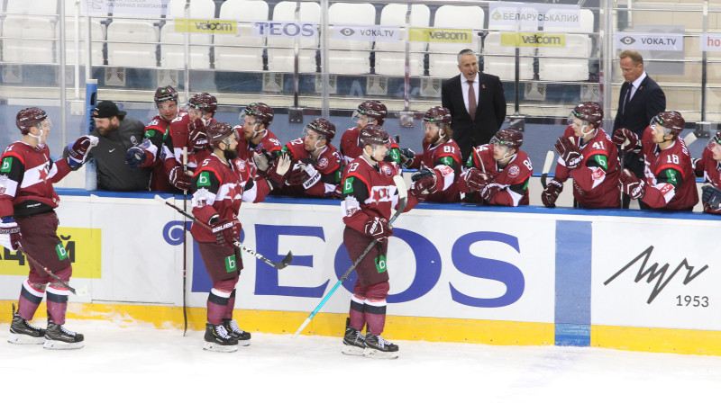 Latvijas hokejisti atzīmē vārtu guvumu. Foto: Viesturs Koziols