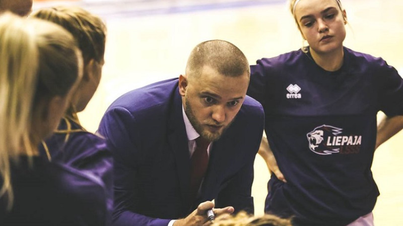 Kaspars Mājenieks un Liepājas basketbolistes. Foto: Ģirts Gertsons