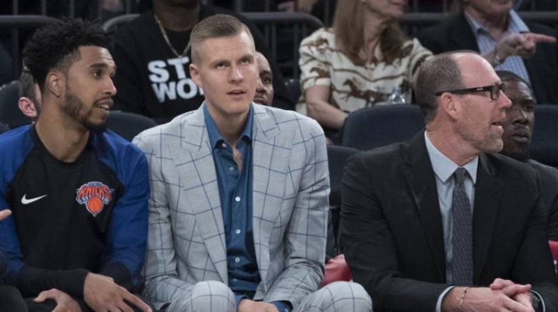 Kristaps Porziņģis uz "Knicks" soliņa. Foto: AP/Scanpix
