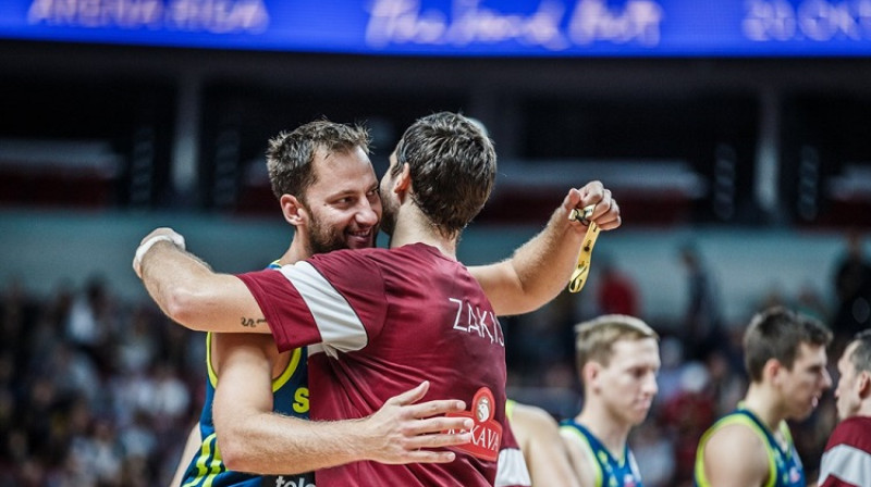 Saša Zagoracs un Ronalds Zaķis. Foto: FIBA