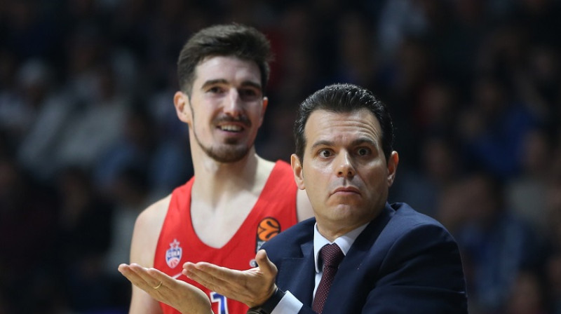 CSKA treneris Dimitris Itudis un mača rezultatīvākais spēlētājs Nando De Kolo. Foto: Scanpix