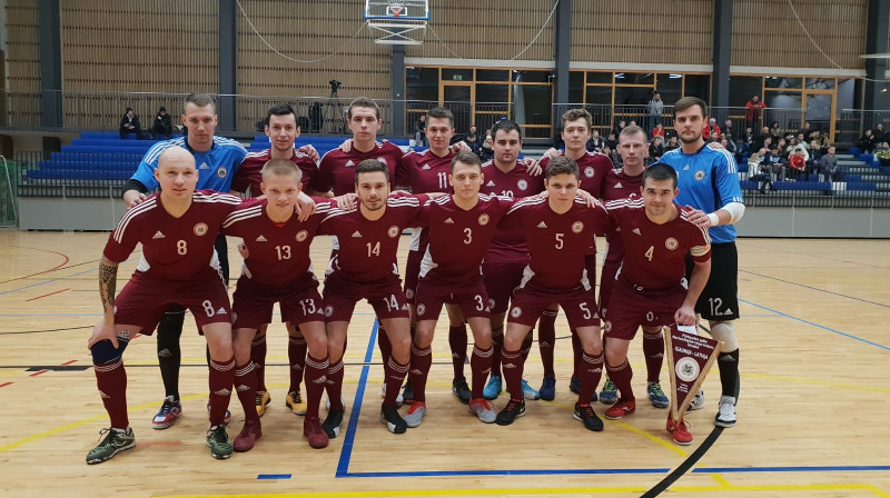 Latvijas telpu futbola izlase pirms spēles ar Igauniju. Foto: Latvijas Futbola federācija