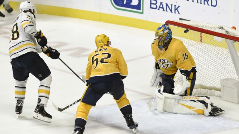 Zemgus Girgensons Nešvilas vārtu priekšā. Foto: AP/Scanpix