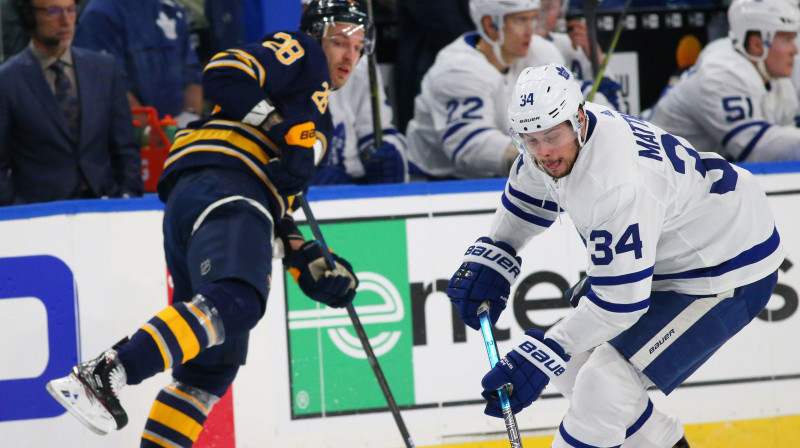 Zemgus Girgensons (no kreisās) un Ostons Metjūzs. Foto: Reuters/Scanpix