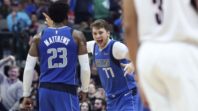 Luka Dončičs un Veslijs Metjūzs. Foto: USA TODAY Sports/Scanpix