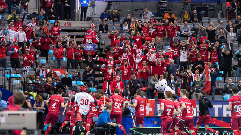 Šveices izlases uzbrucējs Tims Brailards pēc uzvaras vārtu gūšanas dodas svinēt pie saviem atbalstītājiem
Foto: IFF Floorball