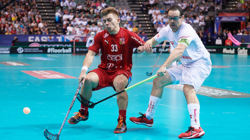 Pēdējos gados nav iedomājams redzēt laukumā Matiasu Hofbaueru bez viņa aizsargbrillēm
Foto: IFF Floorball